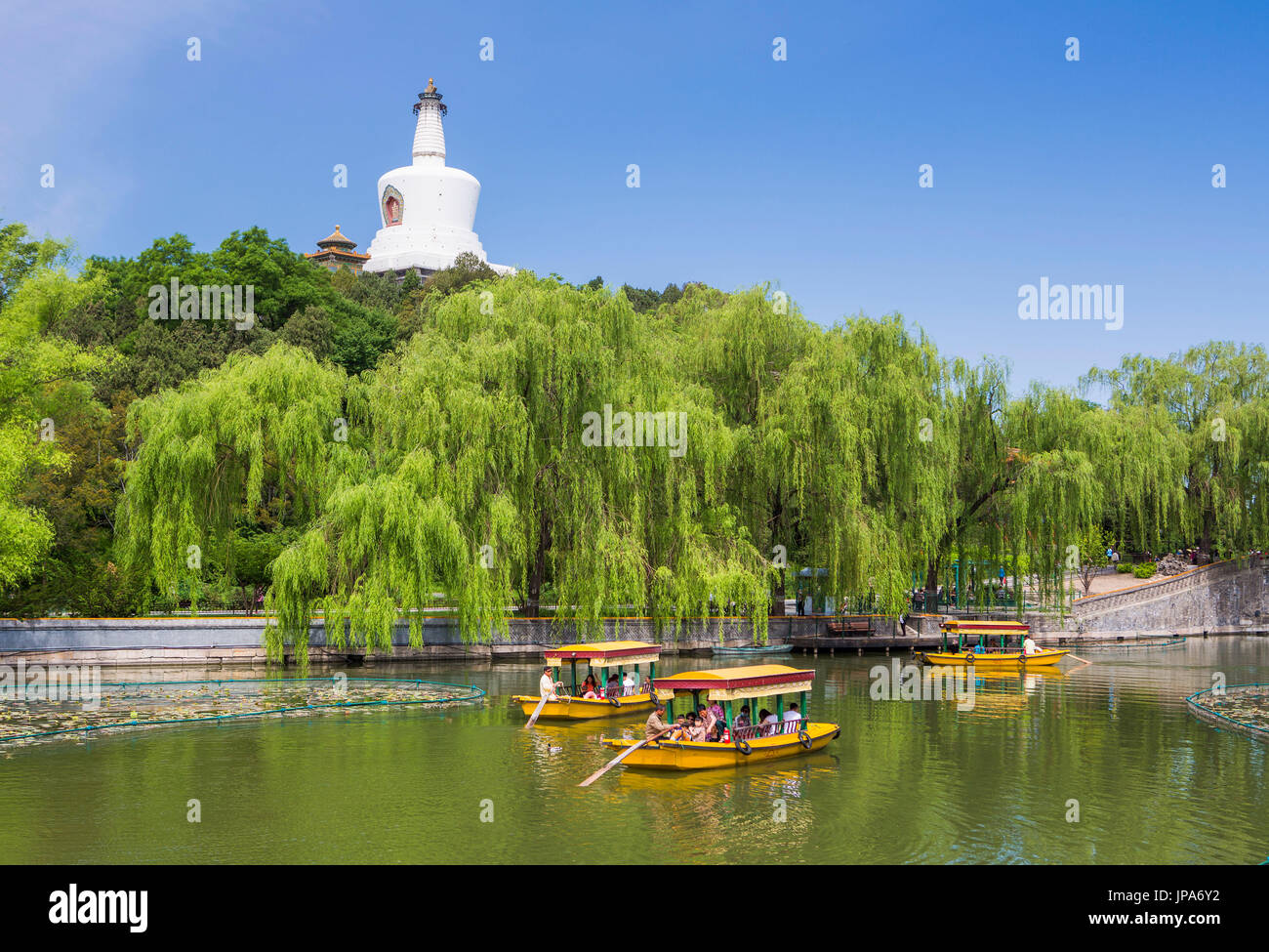 La Chine, Beijing, Beihai Lake, le parc Beihai, Dagoba blanc Banque D'Images