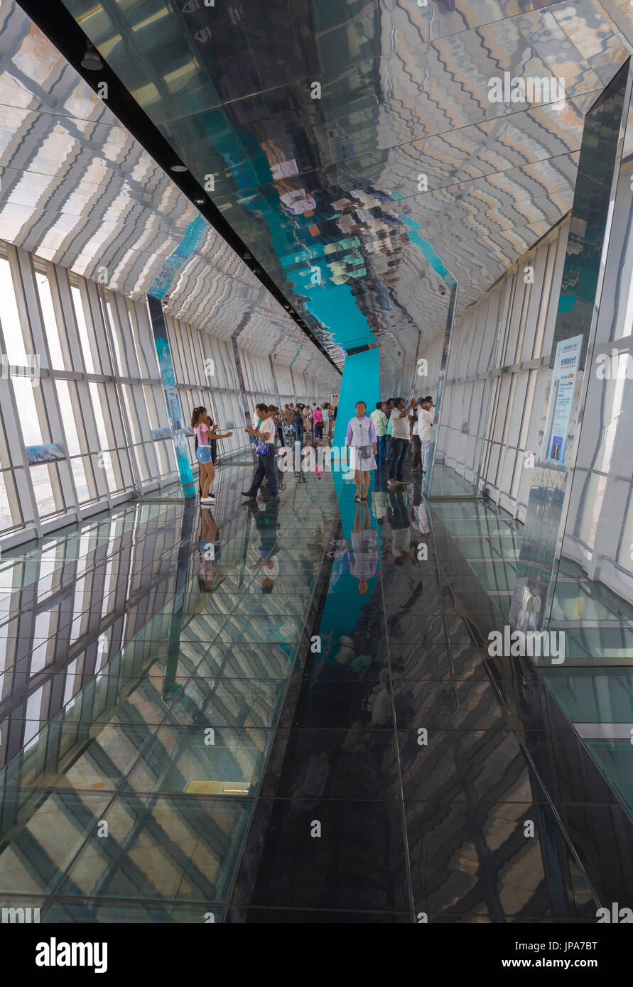 Chine, Shanghai Ville, pont au-dessus de la Tour World Financial Center Banque D'Images