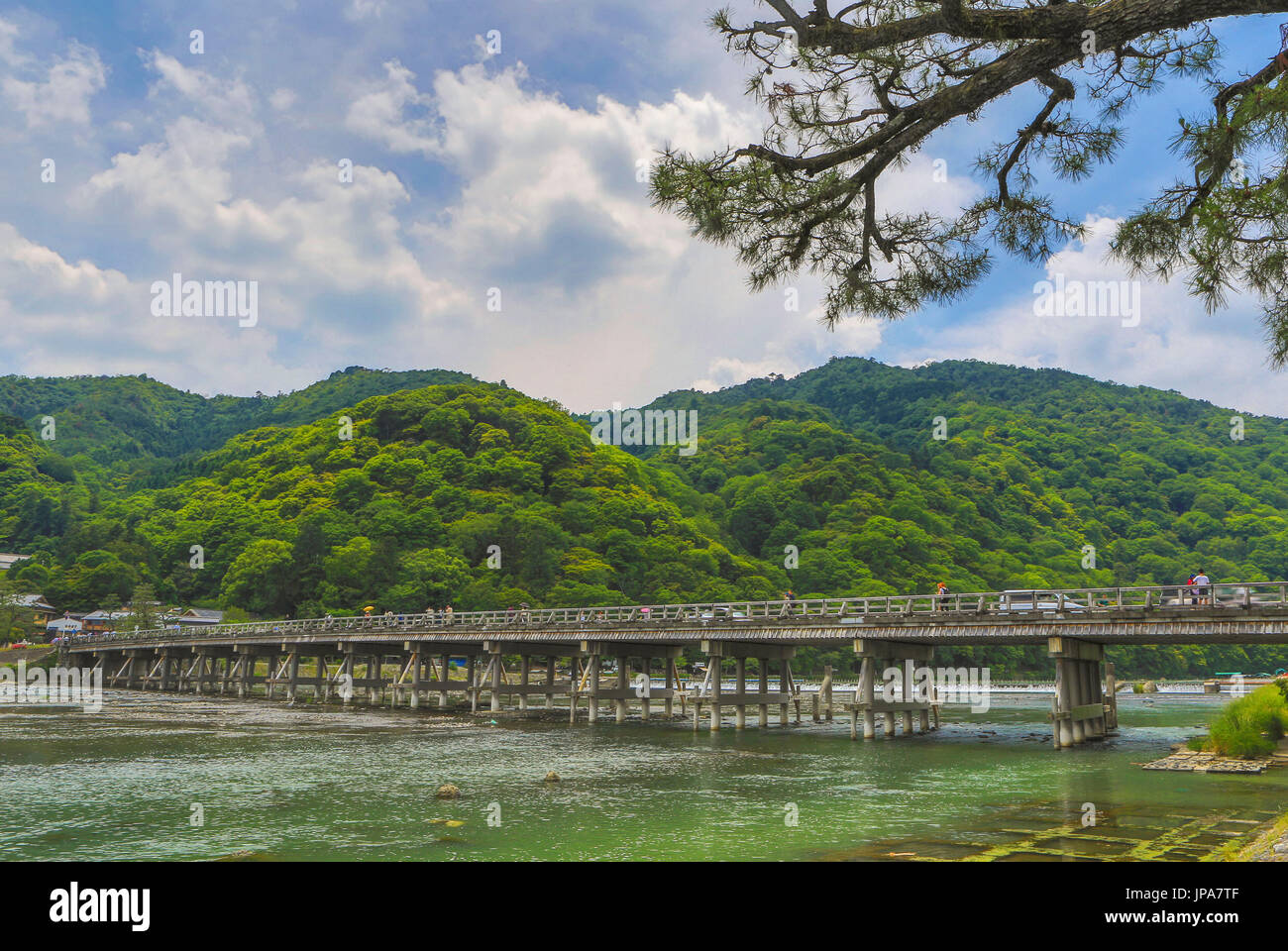Le Japon, la ville de Kyoto, Pont Togetsu,Montagne Arashiyama, Oi River Banque D'Images