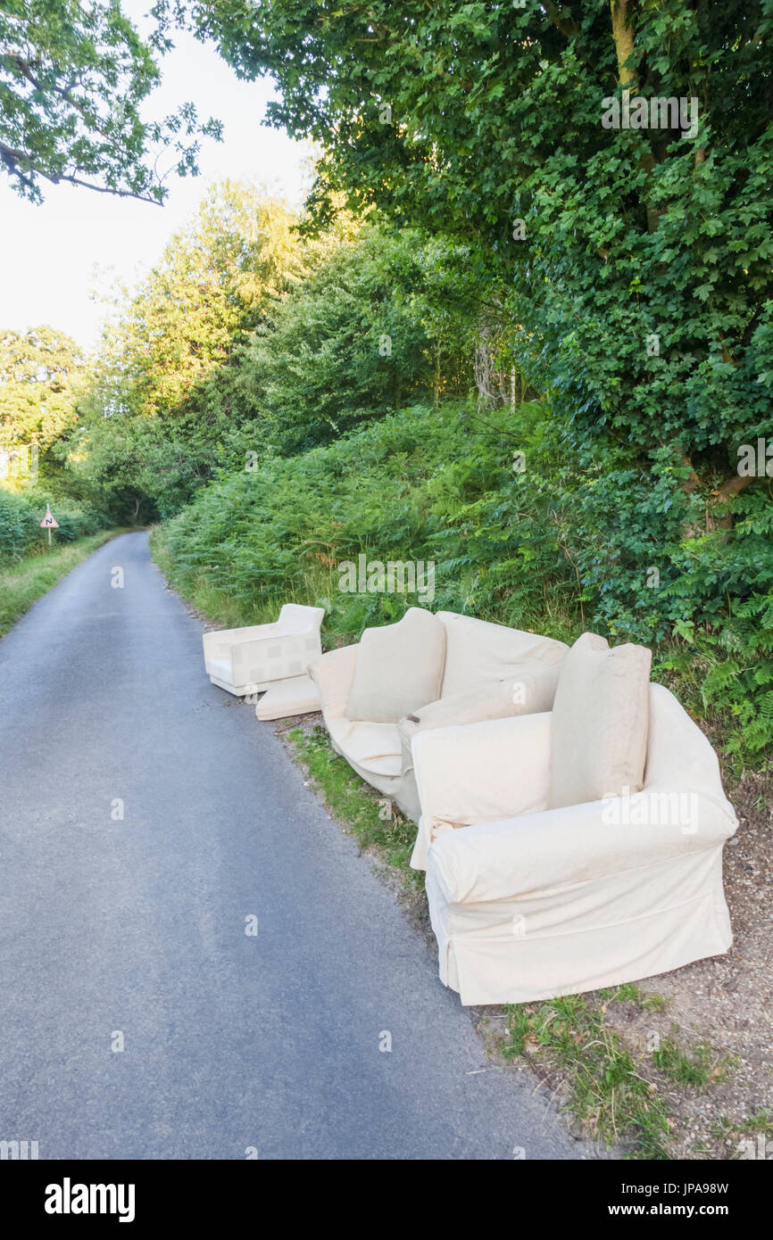 L'Angleterre, Hertfordshire, Fly-tipping sur petite route de campagne Banque D'Images