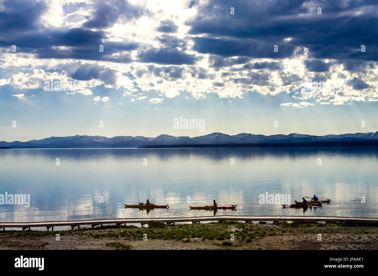 Kayaks sur le lac Yellowstone, Wyoming, USA Banque D'Images