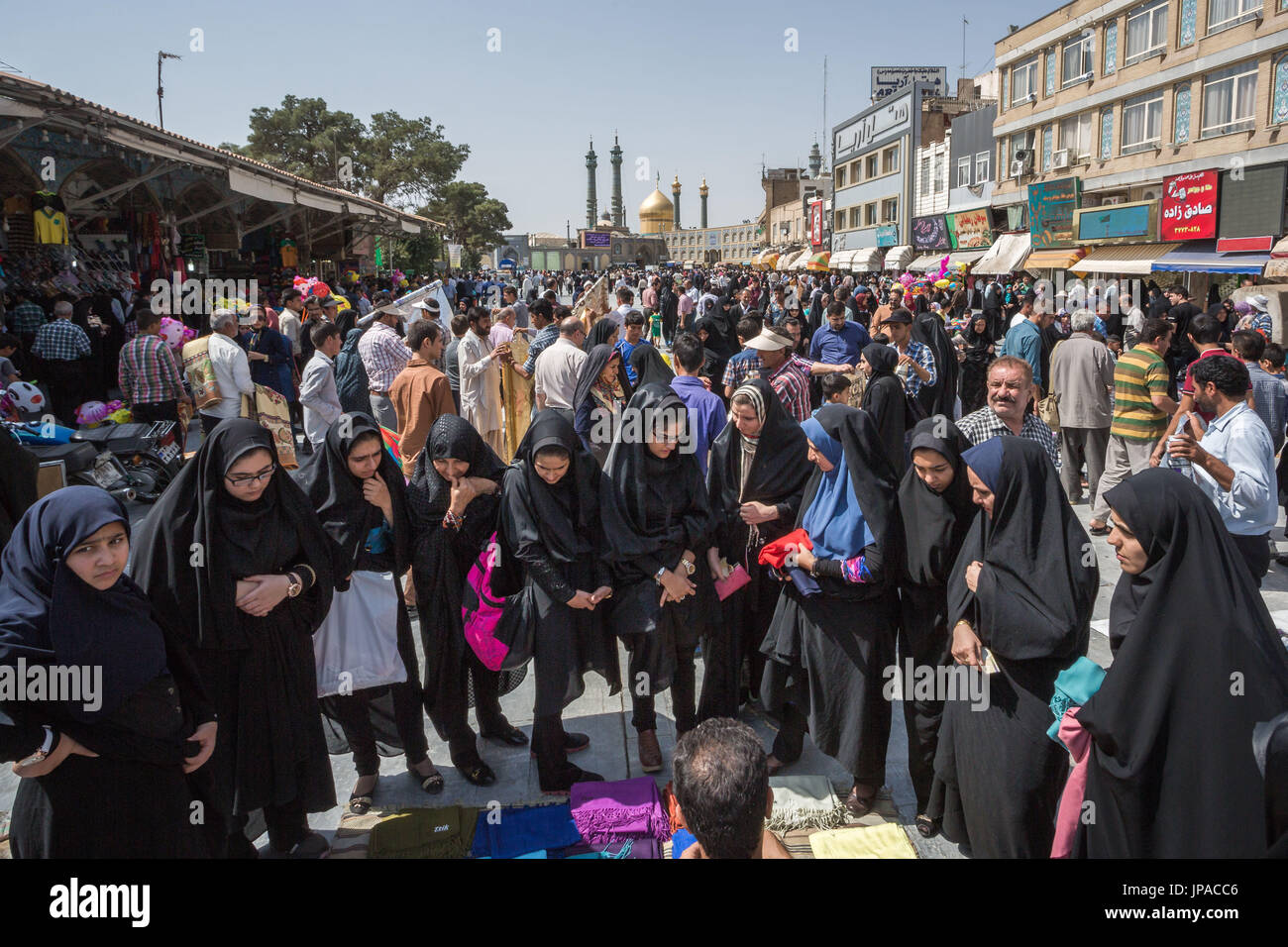 L'Iran, la ville de Qom, Hazrat-e Masumeh (lieu saint), vendeur de rue. Banque D'Images