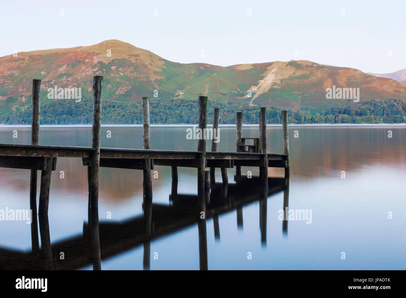 L'Angleterre, Cumbria, Lake District, Derwentwater, jetée en bois Banque D'Images