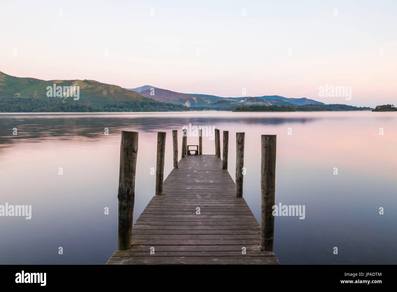 L'Angleterre, Cumbria, Lake District, Derwentwater, jetée en bois Banque D'Images