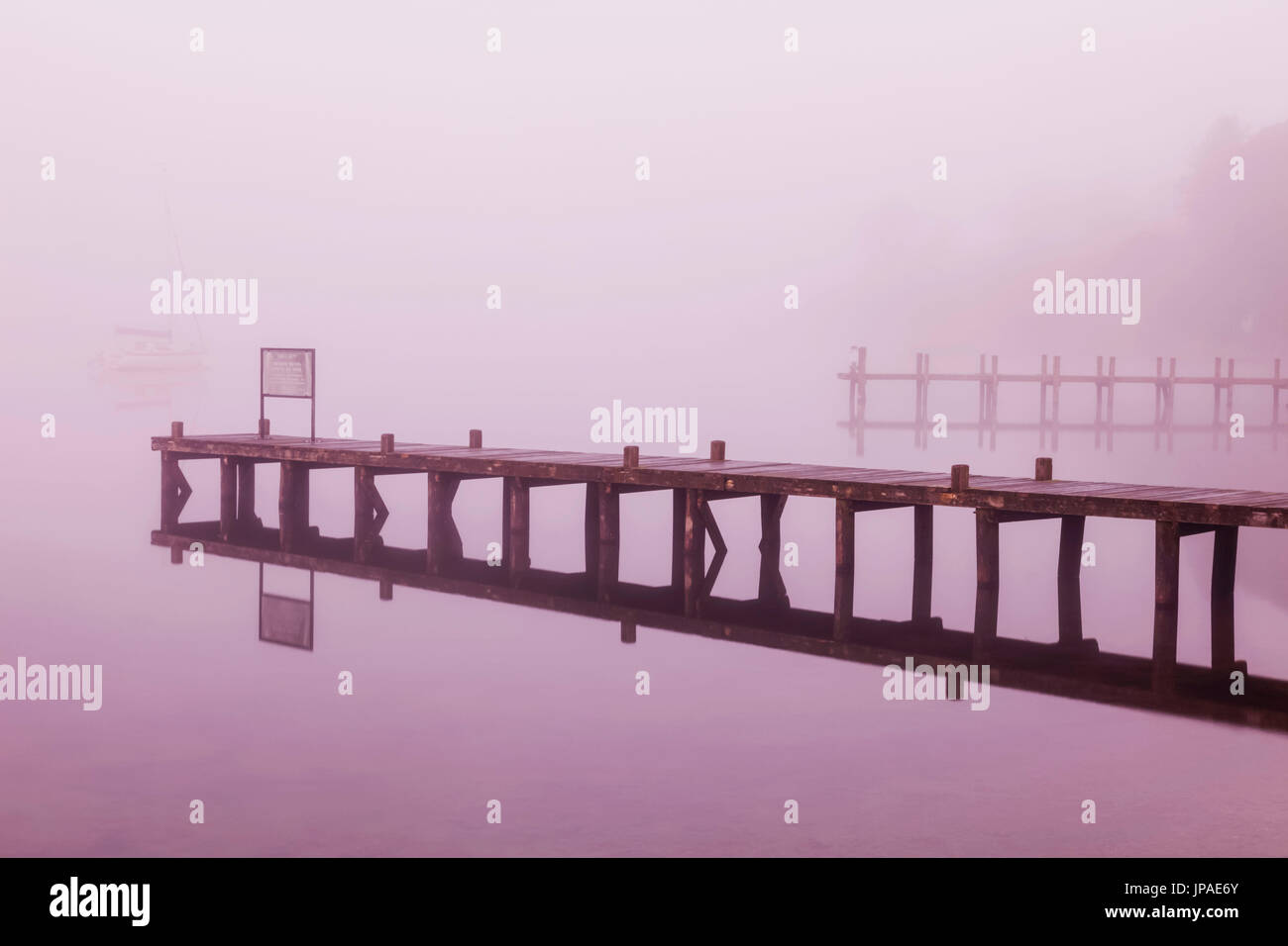 L'Angleterre, Cumbria, Lake District, Windermere, jetée en bois Banque D'Images