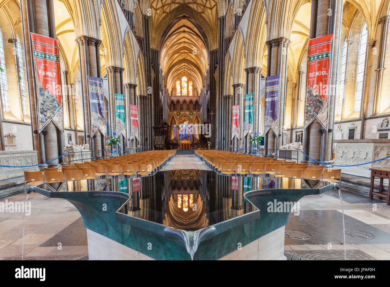 L'Angleterre, Salisbury, Wiltshire, cathédrale de Salisbury, les fonts baptismaux par William Pye Banque D'Images