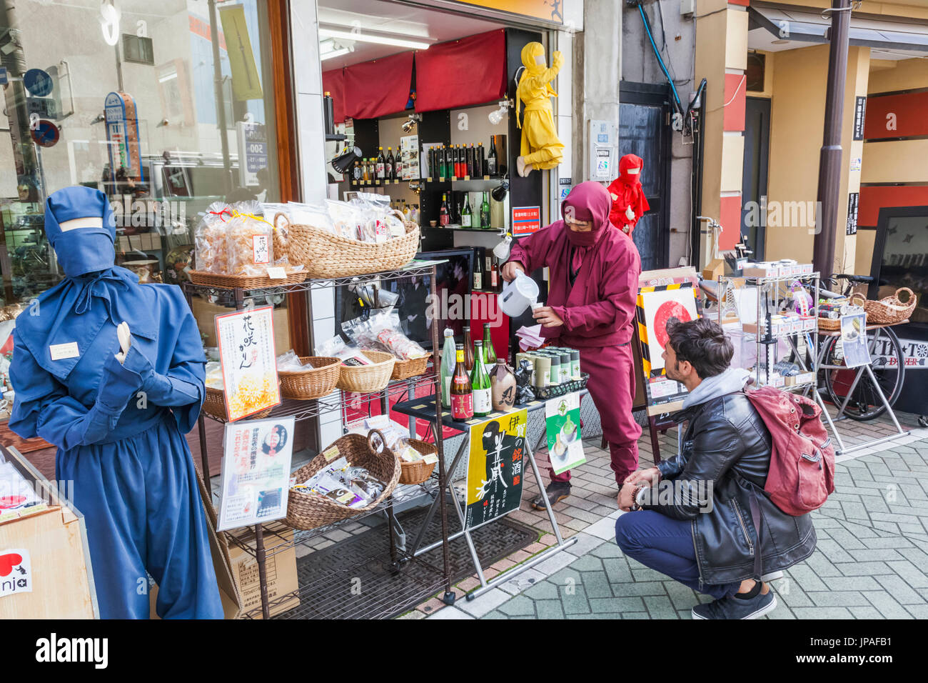 Le Japon, Honshu, Tokyo, Asakusa, magasin de vente de produits d'arts martiaux et de Ninja Banque D'Images