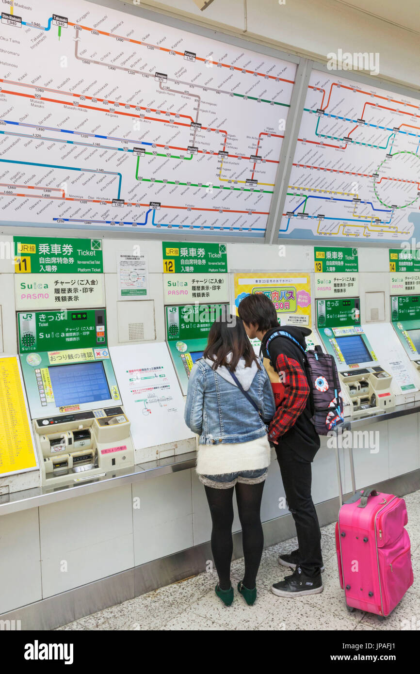 Le Japon, Honshu, Tokyo, Ueno Station, les distributeurs de billets automatiques et la carte Banque D'Images