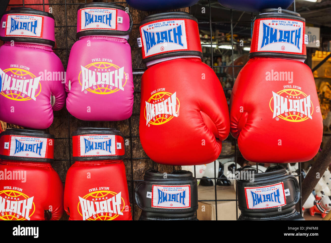 Thaïlande, Bangkok, marché de Chatuchak, affichage de la Boxe Thaïlandaise (Muay Thaï) Gants Banque D'Images