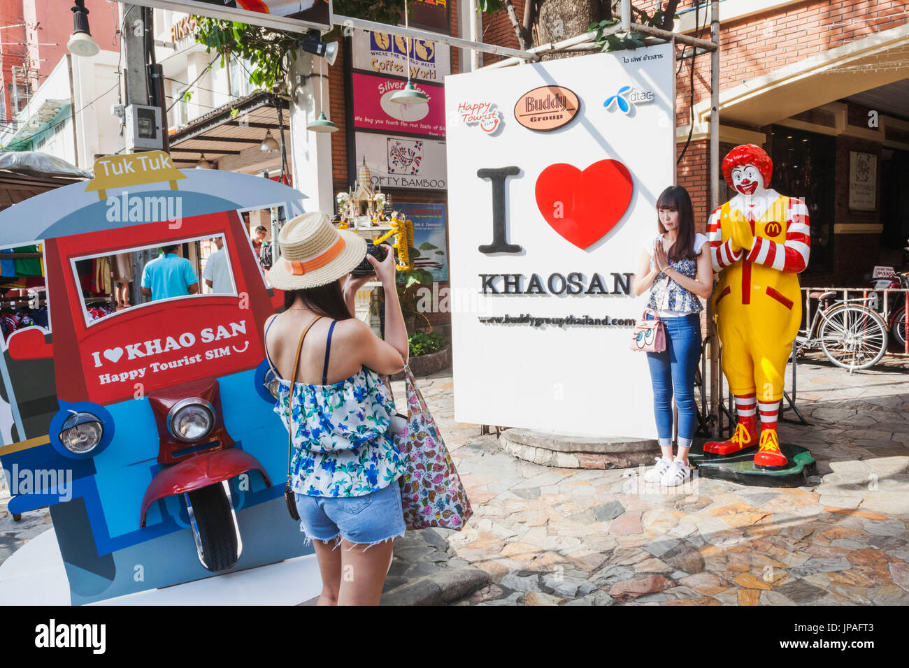Thaïlande, Bangkok, Khaosan Road, les touristes asiatiques Prendre des photos souvenirs Banque D'Images