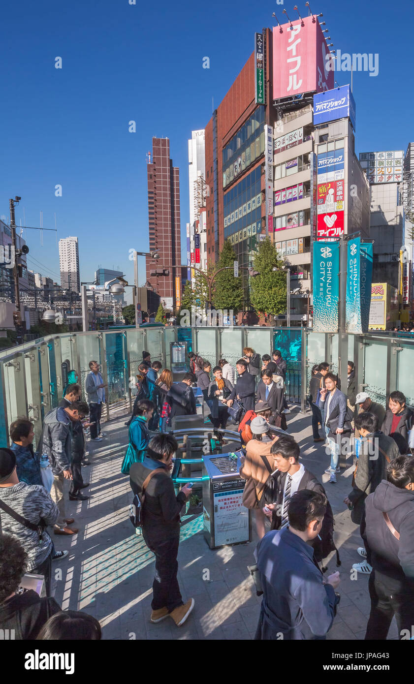 Le Japon, la ville de Tokyo, Asakusa, zone fumeurs à la gare Shinjuku East Side Banque D'Images
