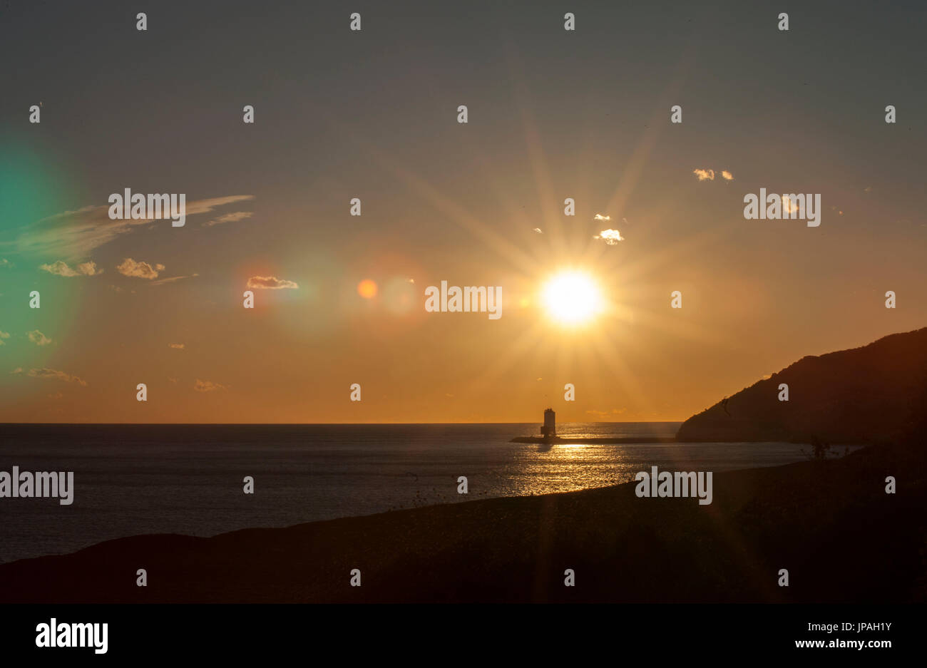 Coucher du soleil sur la plage Costa del Garraf, Catalogne, Espagne Banque D'Images