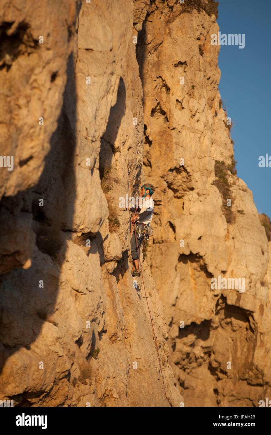 Dans la zone d'escalade grimpeur Pas de la Mala Dona, Costa del Garraf, Catalogne, Espagne Banque D'Images