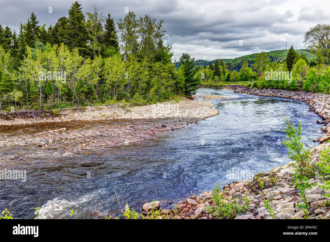 La rivière Petit Saguenay au Québec, Canada au cours de l'été vert vif avec curve Banque D'Images