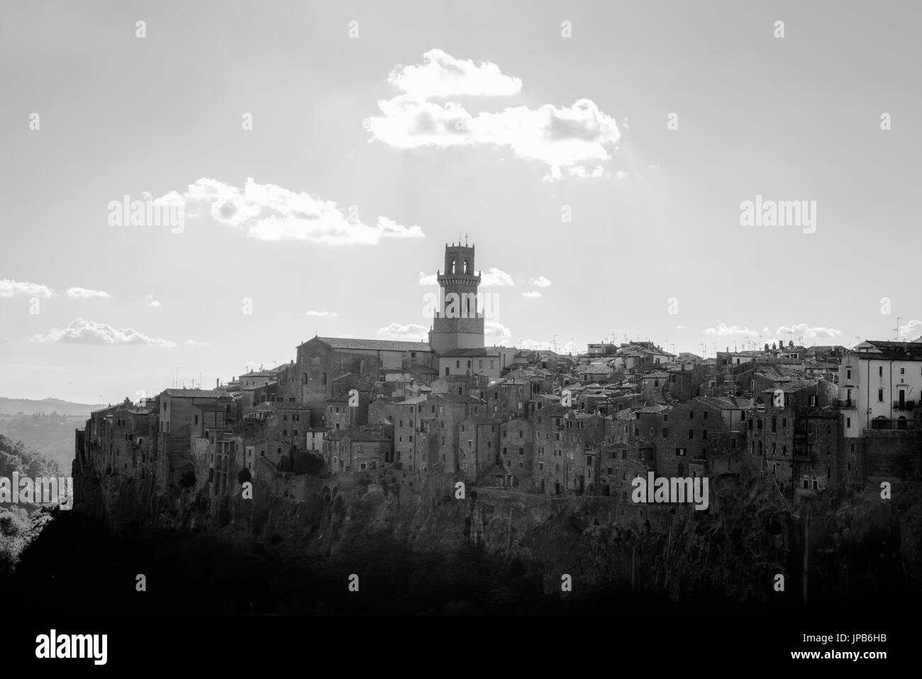 Vue sur la cité médiévale et belle ville de Pitigliano en Toscane, Italie, près de la ville de Grosseto. Banque D'Images