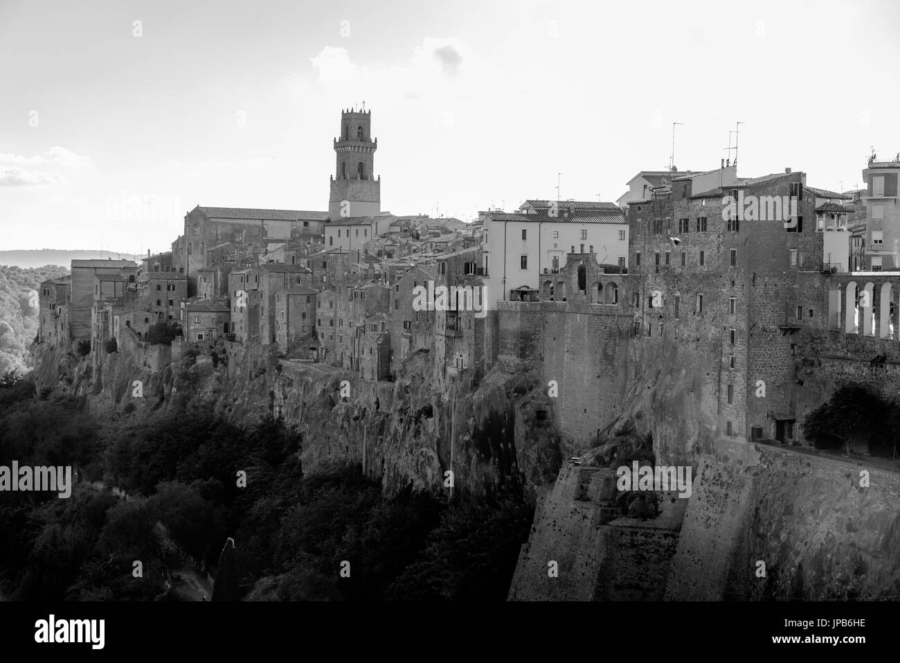 Vue sur la cité médiévale et belle ville de Pitigliano en Toscane, Italie, près de la ville de Grosseto. Banque D'Images