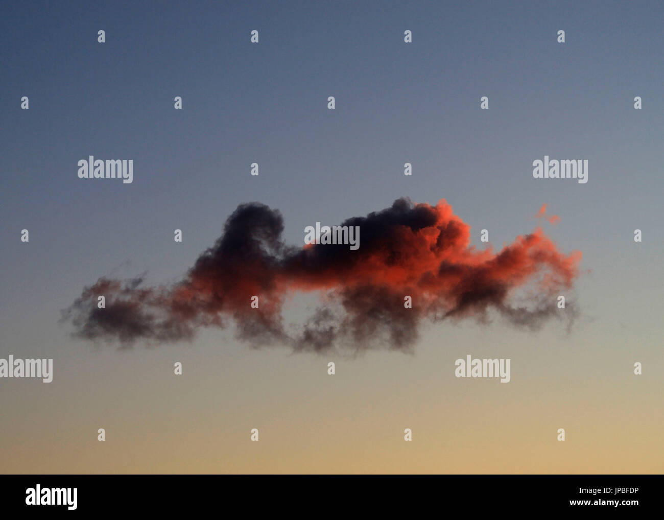 Seul nuage dans la lumière du soir Banque D'Images