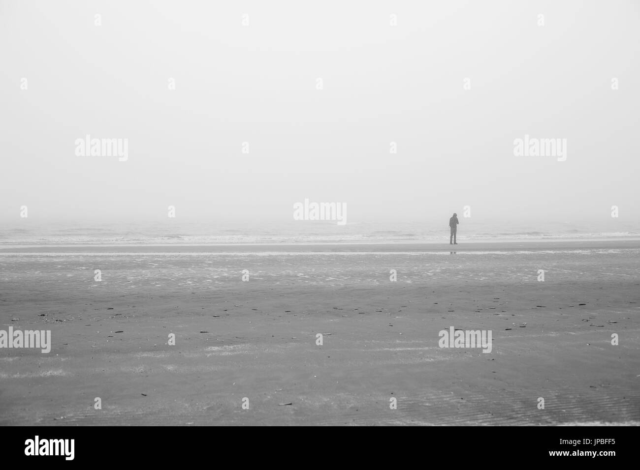 1 seule personne seule sur la plage de la mer du Nord, Banque D'Images