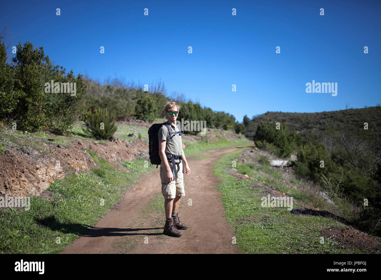 Randonneur sur le sentier de grande randonnée 16, Los Roques, La Gomera, Espagne Banque D'Images