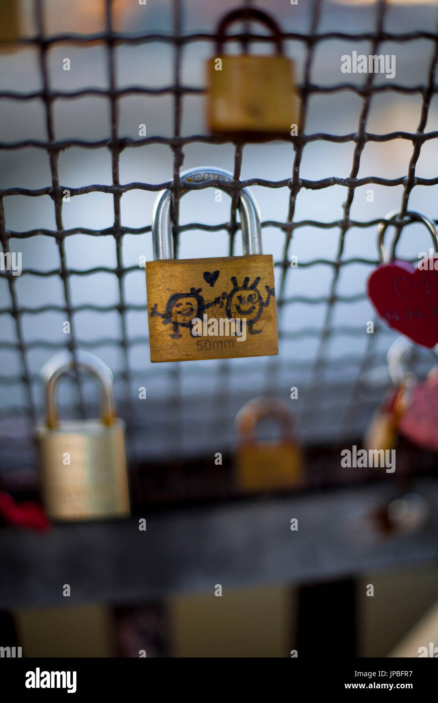 Love lock sur un pont Banque D'Images