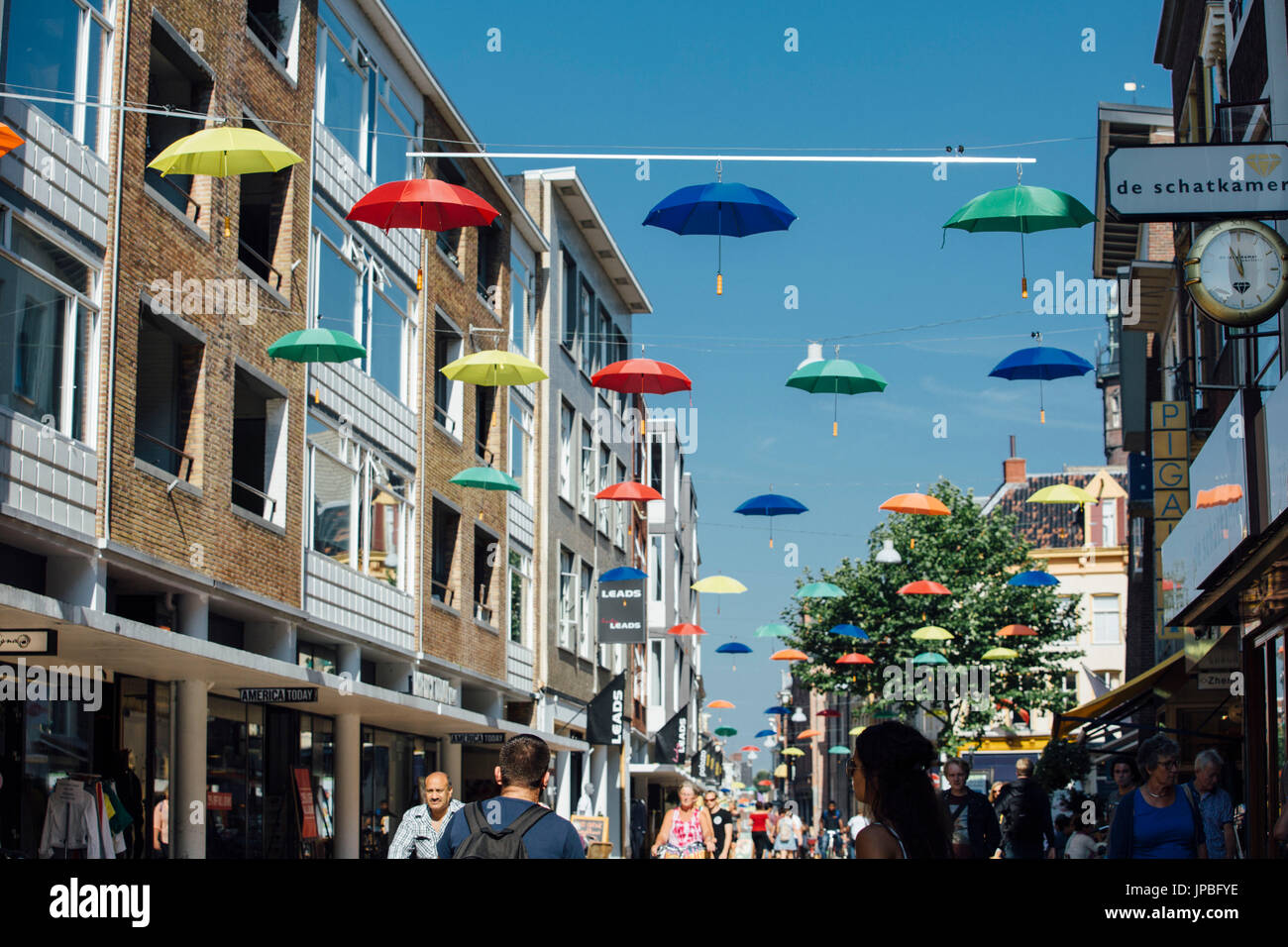 Parapluies sur l'une des rues commerçantes les plus populaires de Groningen, Pays-Bas Banque D'Images