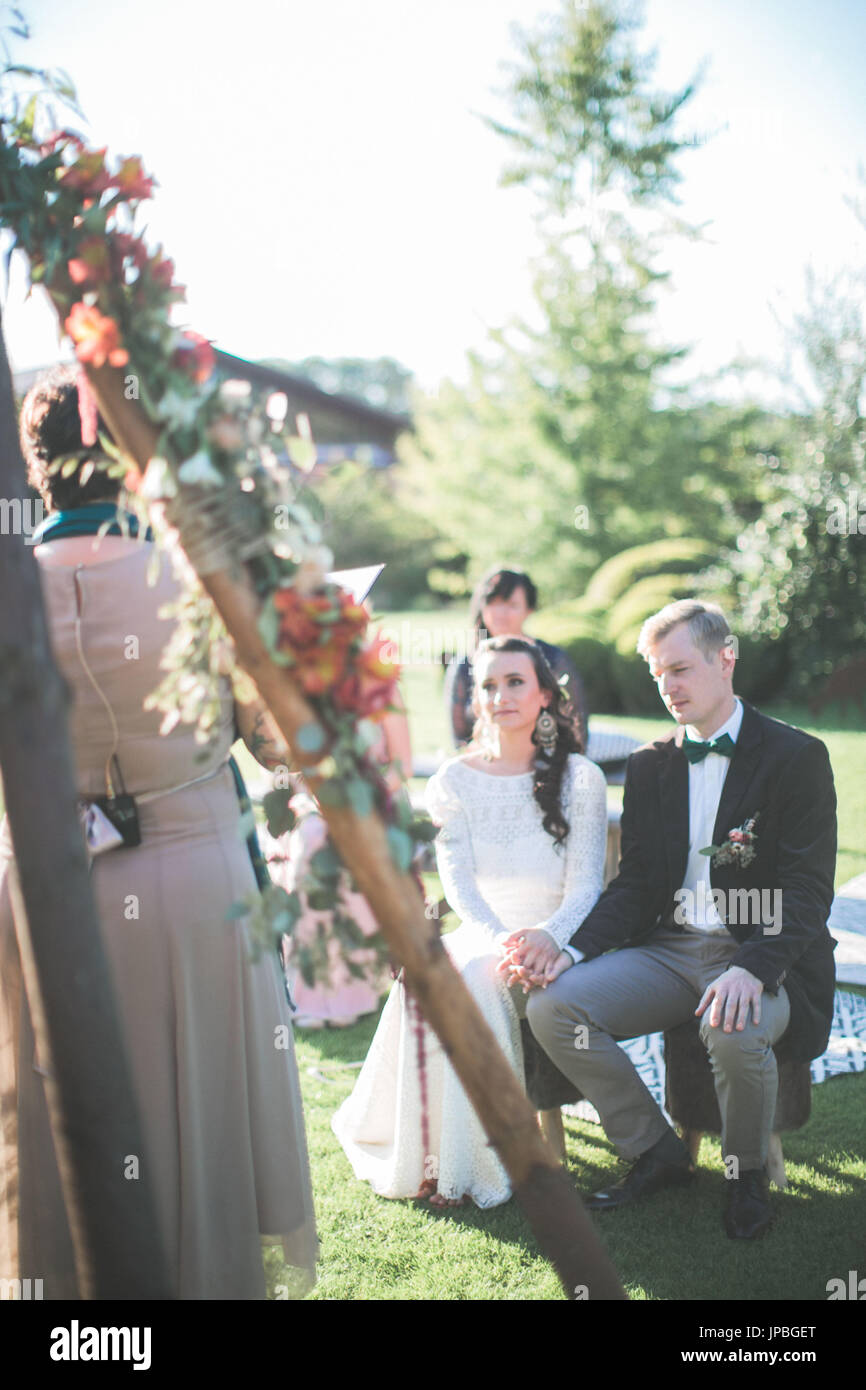 D'autres couples nuptiales à la cérémonie du mariage en plein air Banque D'Images