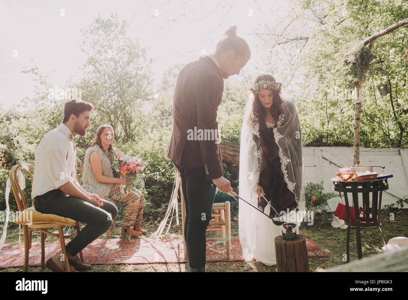 D'autres couples nuptiales au rituel de mariage en plein air Banque D'Images