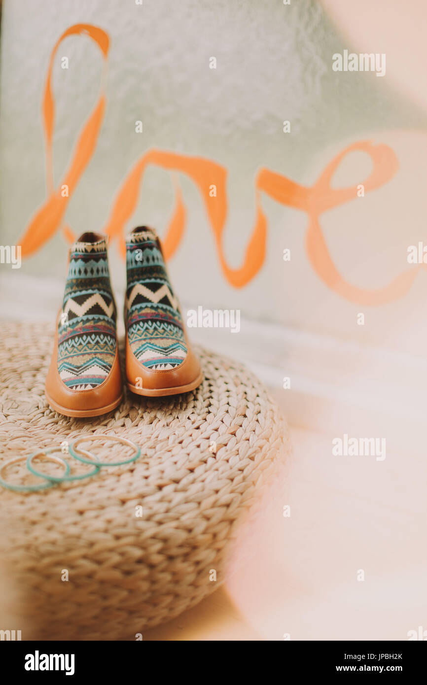 Chaussures pour femmes avec motif ethnique, bracelets, Amour, still life Banque D'Images