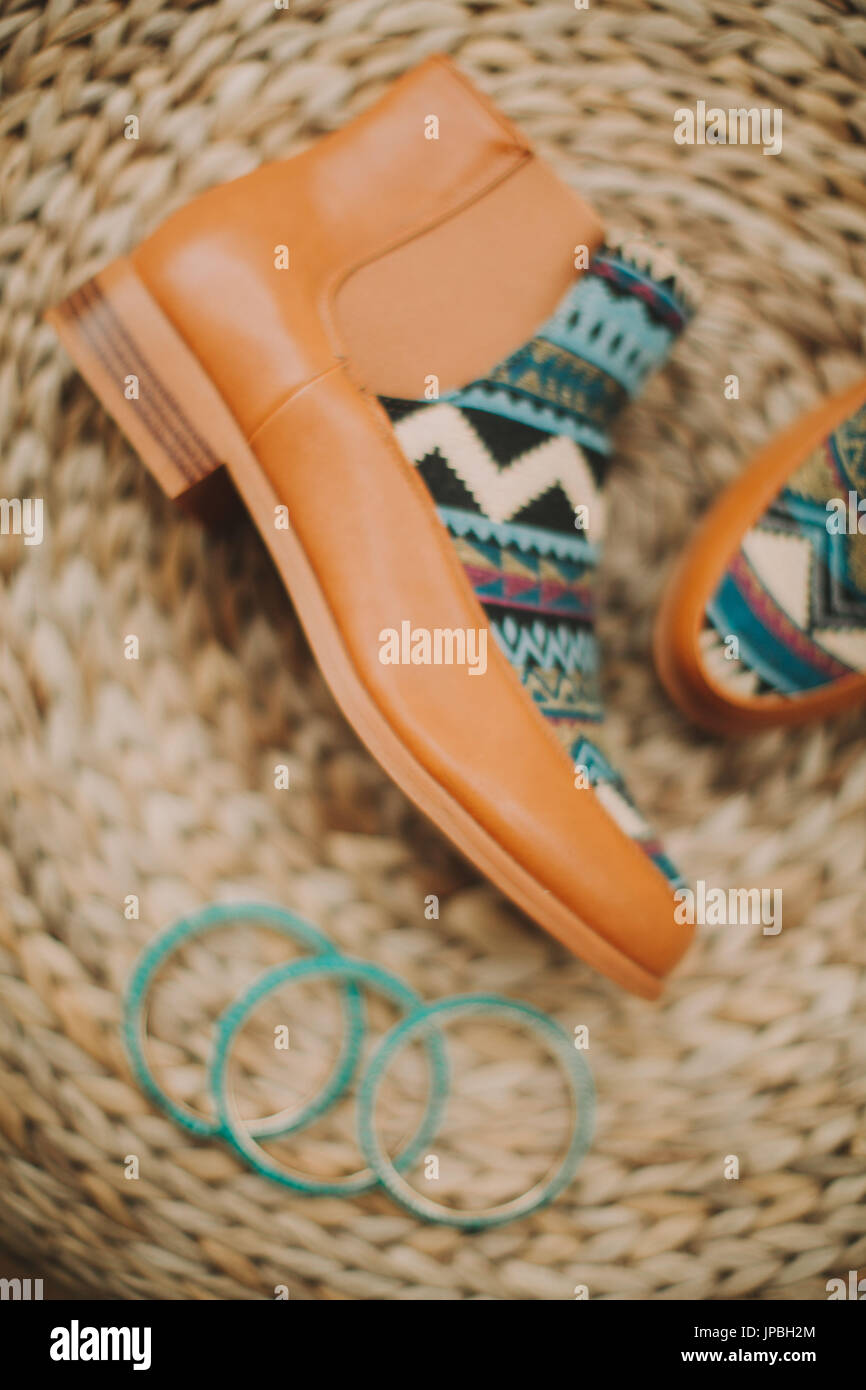 Chaussures pour femmes avec motif ethnique, bracelets, still life Banque D'Images
