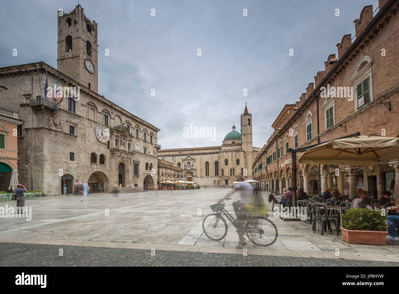 Vue sur les bâtiments historiques et l'église Saint François Piazza del Popolo Ascoli Piceno Marches Italie Europe Banque D'Images