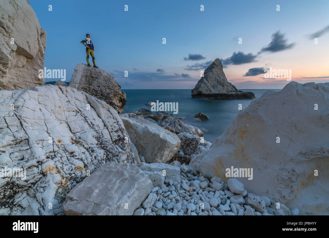 Feux sur les falaises au crépuscule encadrée par la mer claire La Vela Portonovo Plage province d'Ancône Riviera del Conero Marches Italie Europe Banque D'Images