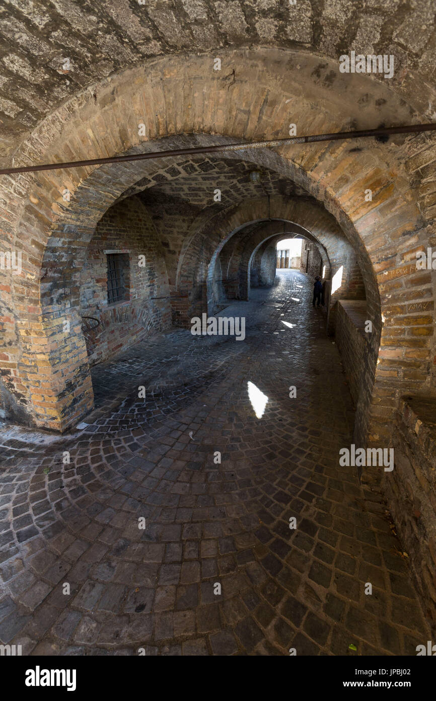 Une ruelle typique et de murs médiévaux de la vieille ville de Corinaldo Province d'Ancône Marches Italie Europe Banque D'Images