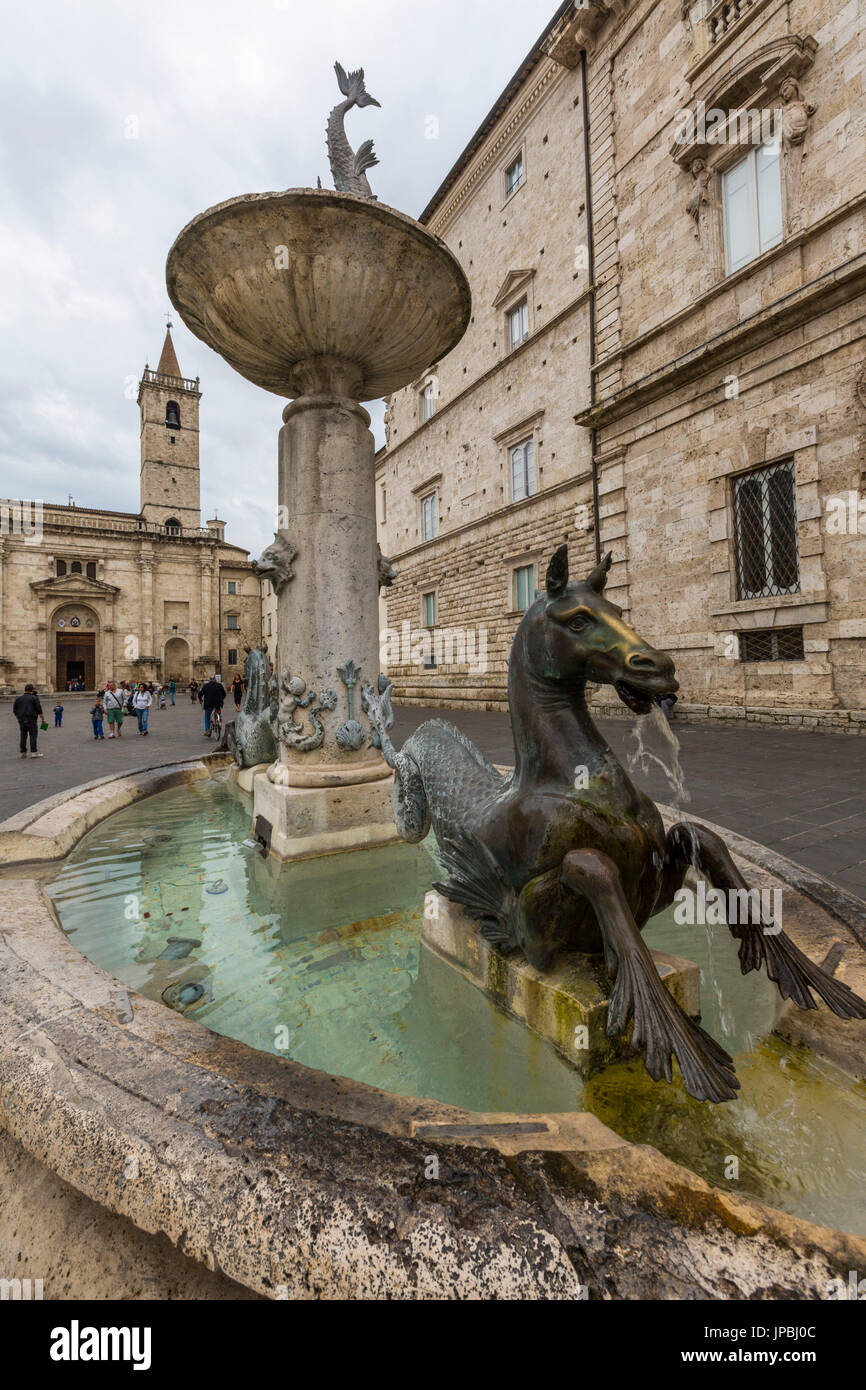 La fontaine décorée de la cathédrale en images Place Arringo Ascoli Piceno Marches Italie Europe Banque D'Images