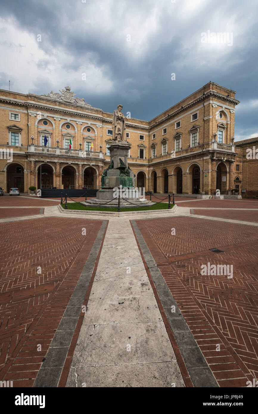 Un mémorial statue du poète Giacomo Leopardi au milieu de la place vieille Recanati province de Macerata Marches Italie Europe Banque D'Images