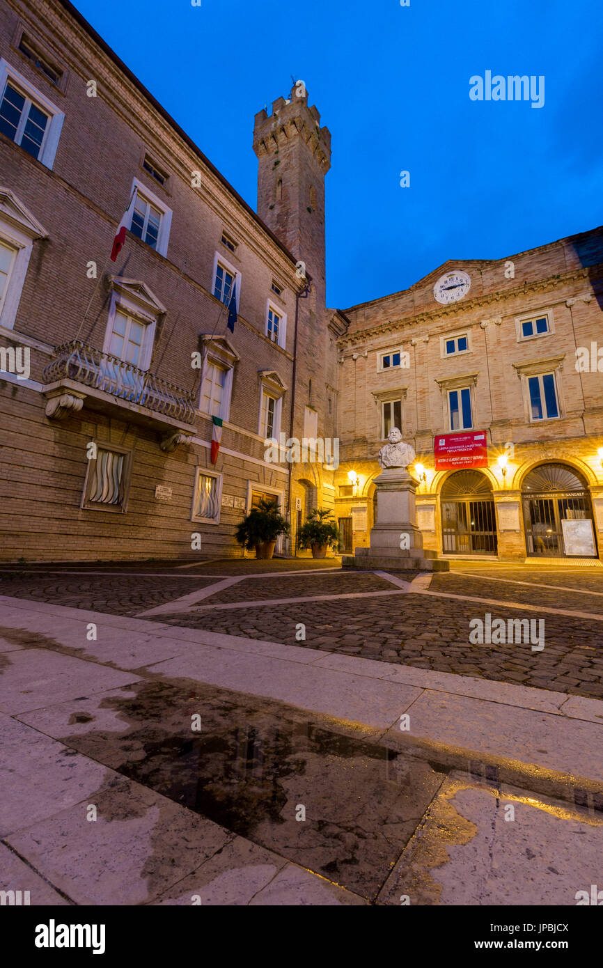 Les bâtiments historiques et l'architecture typique de l'ancienne vieille ville centre de Loreto Province d'Ancône Marches Italie Europe Banque D'Images