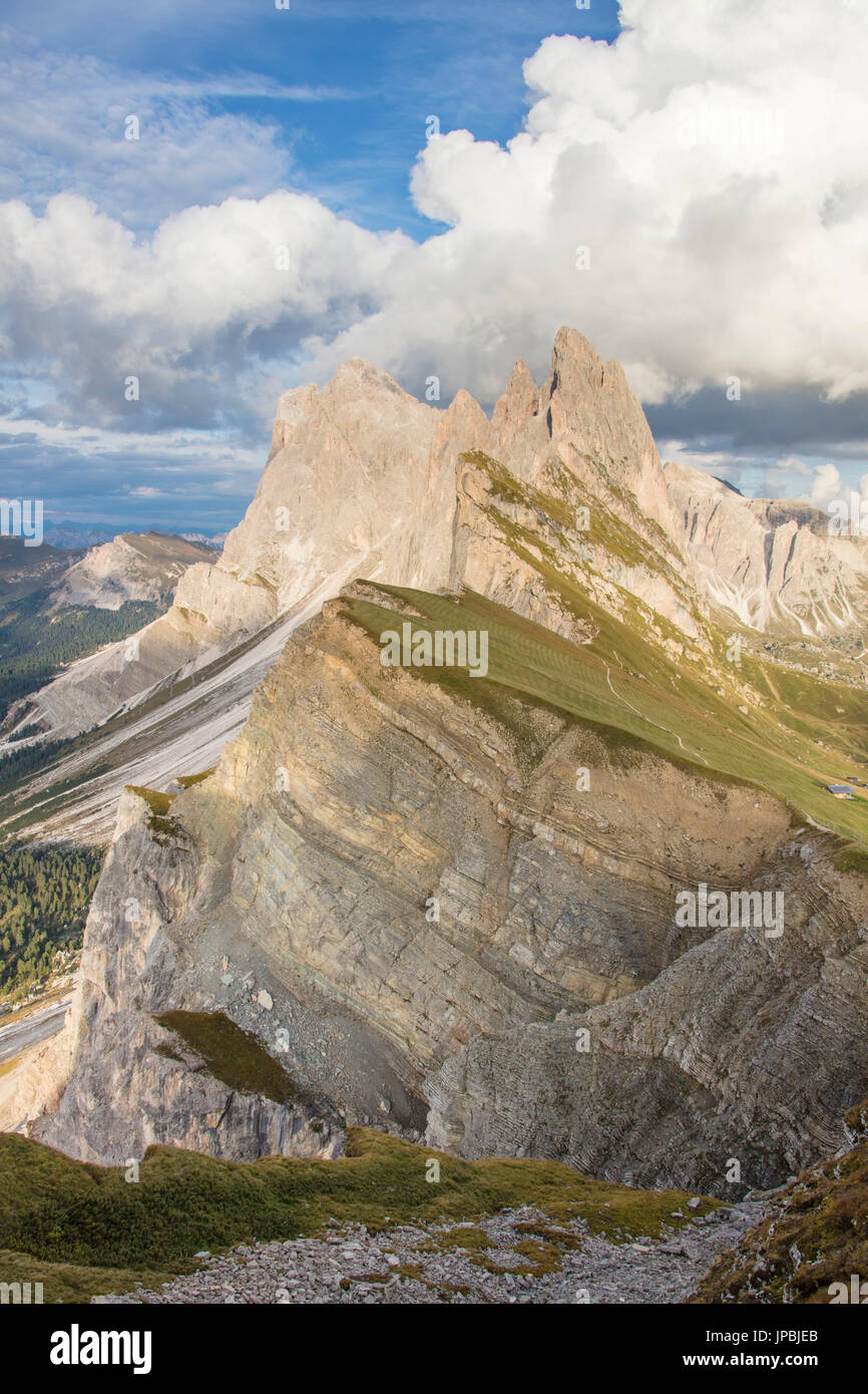 Ciel bleu et nuages sur les pics rocheux de la montagne de Odle vu de Seceda Val Gardena Trentin-Haut-Adige Italie Europe Banque D'Images