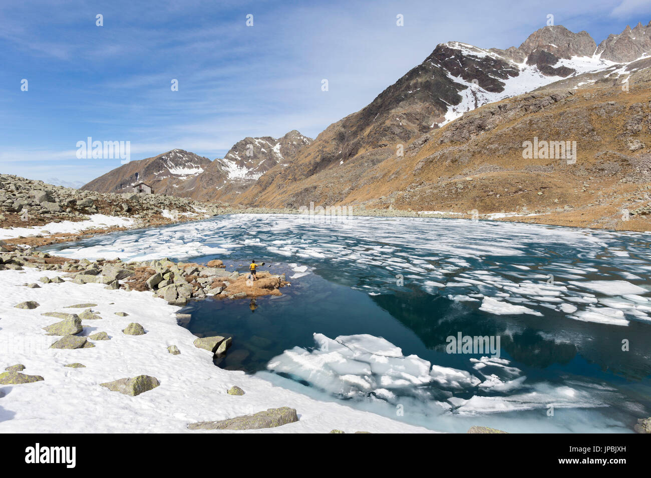 La glace et l'eau claire au Lago Rotondo au cours de dégel Malga Val Parc Régional de l'Adamello province de Brescia Lombardie Italie Europe Banque D'Images