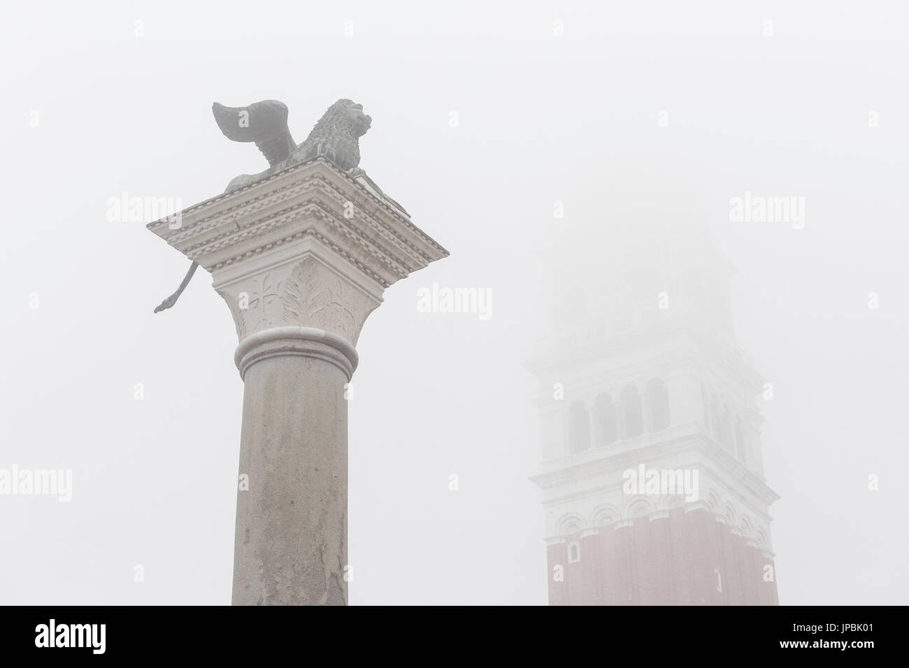 La Bell Tower dans le brouillard. Venise, Vénétie, Italie. Banque D'Images