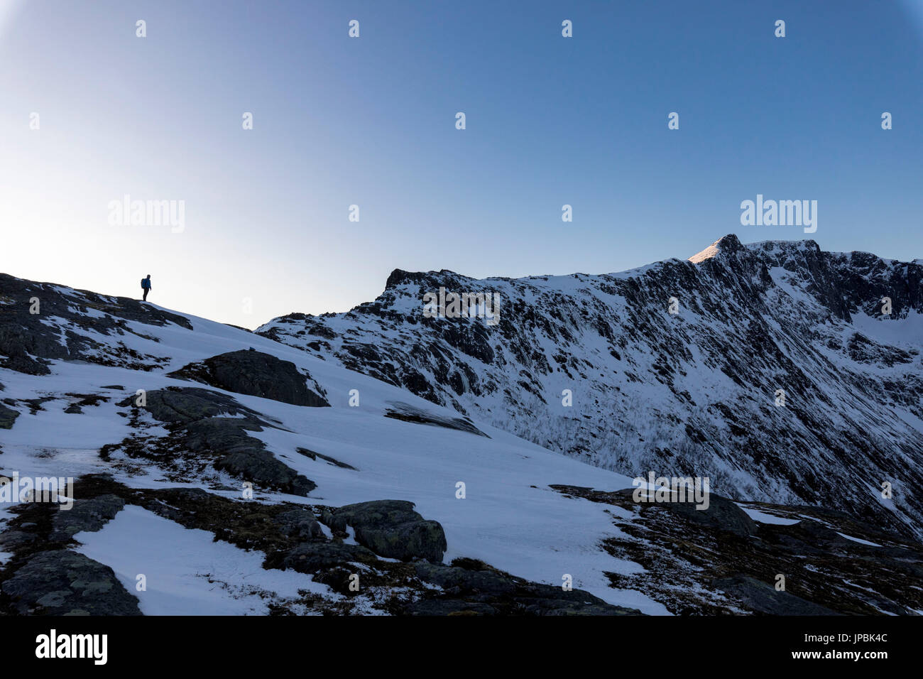 Randonneur sur la façon de monter au sommet du mont Barden Senja Tromsø Norvège Europe Banque D'Images