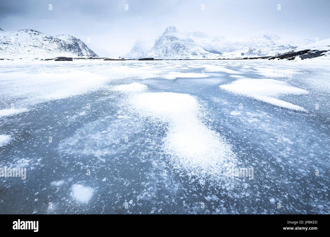 Lac gelé, îles Lofoten, Norvège Banque D'Images