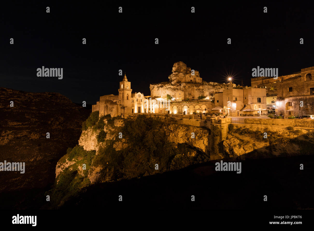 Vue de nuit sur la ville ancienne et historique centre appelé Sassi perché sur les rochers au-dessus de la colline Matera Basilicate Italie Europe Banque D'Images