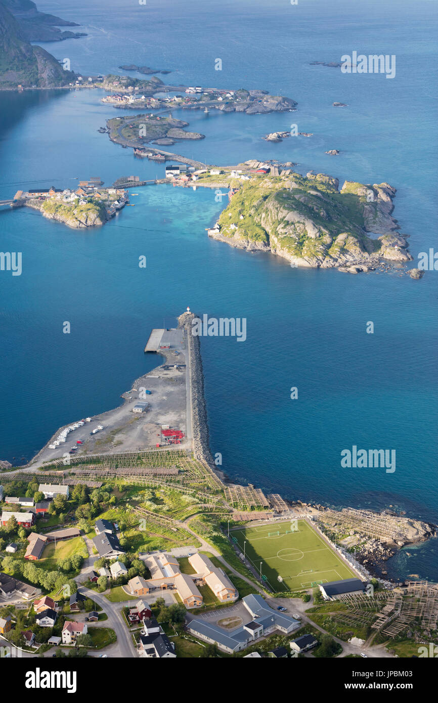 Vue de dessus du village typique entouré par le bleu de la mer des îles Lofoten Moskenes Reinebringen Norvège Europe Banque D'Images