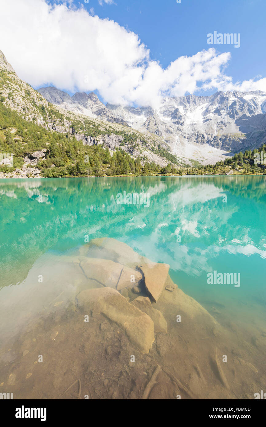 Pics rocheux et de bois se reflètent dans le lac Aviolo Vezza d'Oglio Vallée Camonica province de Brescia Lombardie Italie Europe Banque D'Images