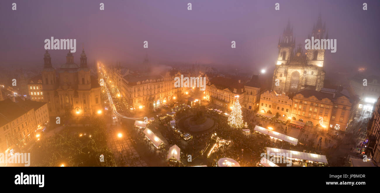Panorama des marchés de Noël et la cathédrale de Saint Vit entouré par le brouillard de la place de la Vieille Ville Prague République Tchèque Europe Banque D'Images