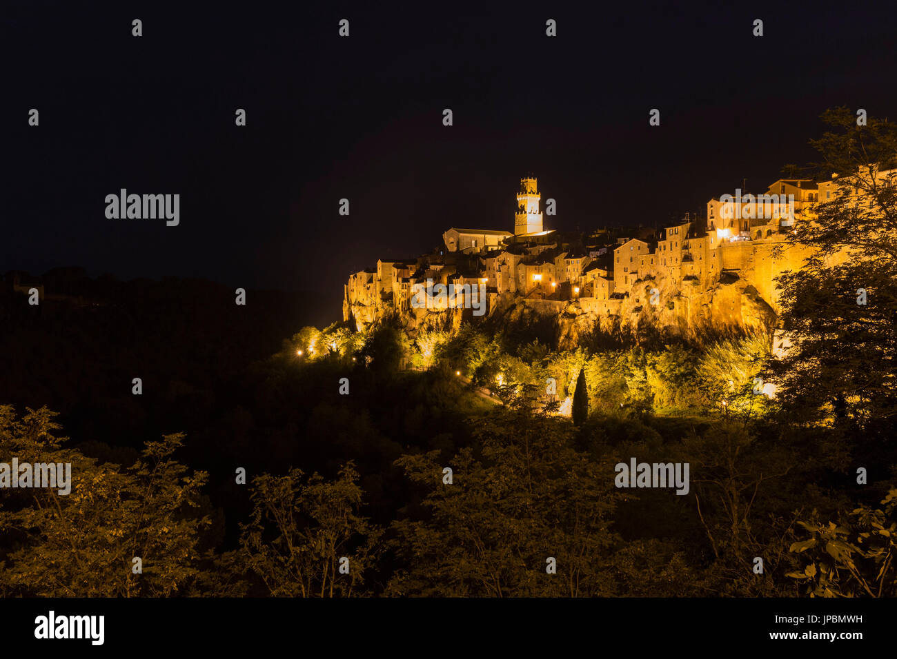 Vue sur la partie historique de Pitigliano village la nuit.Pitigliano, province de Grosseto, Toscane, Italie, Europe Banque D'Images