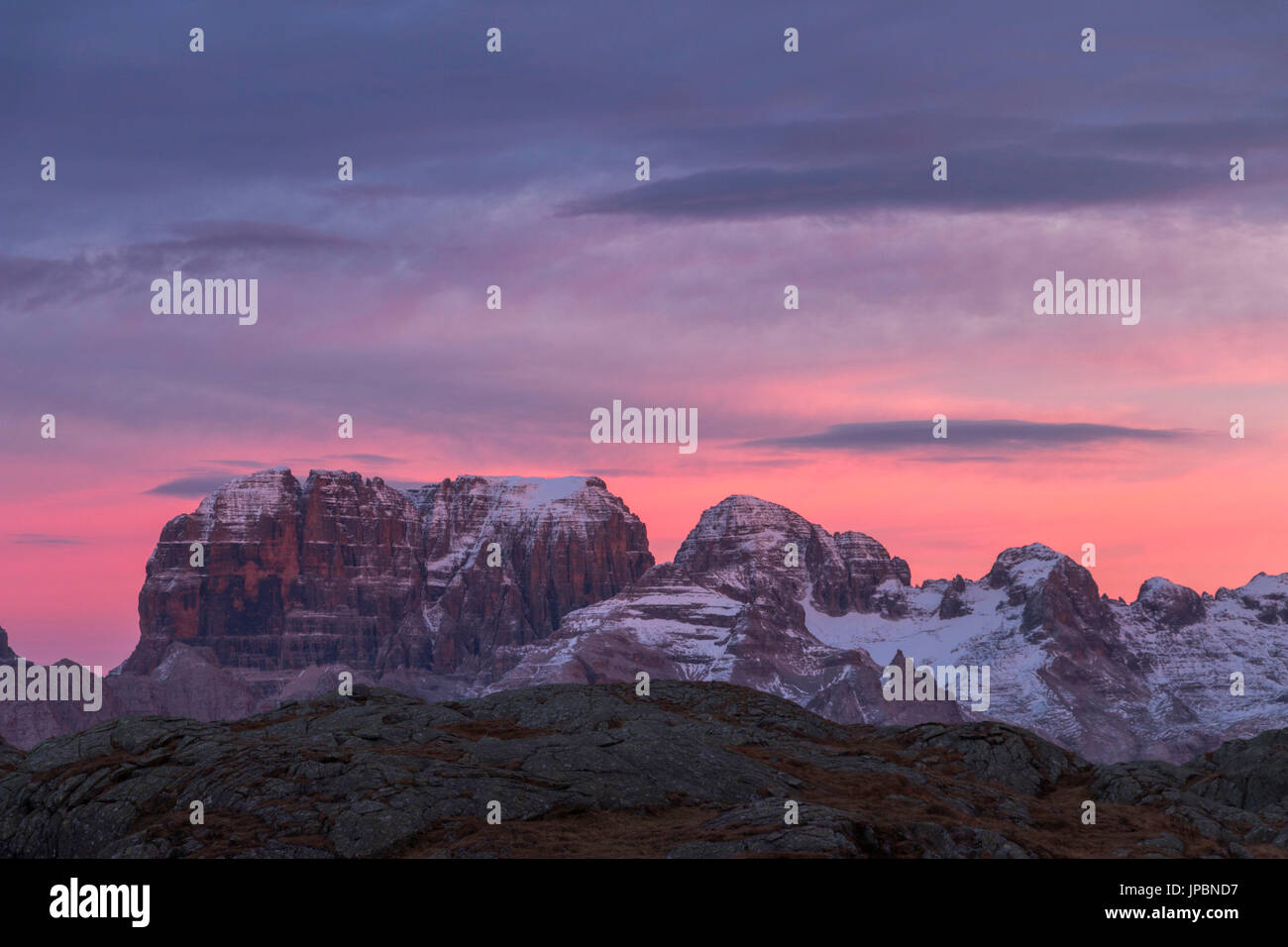 Dolomites de Brenta au crépuscule dans une journée nuageuse avec Black Lake. Nembrone Valley, parc Adamello Brenta, province de Trento, Trentino Alto Adige, Italie, Europe Banque D'Images