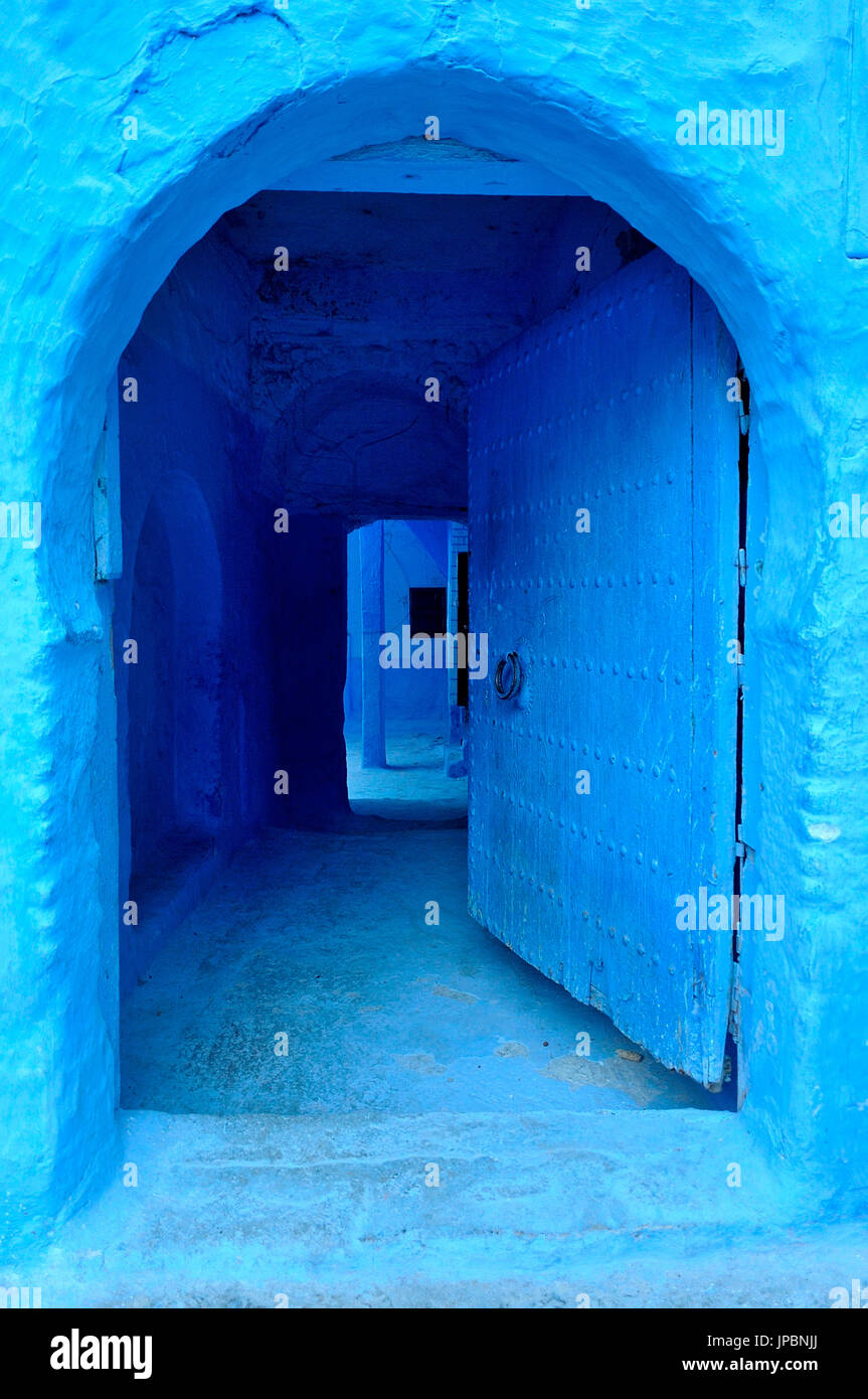 Porte bleue typique dans le centre de la Médina de Chefchaouen. Le Maroc, Tangeri-Tetaoun, l'Afrique du Nord. Banque D'Images