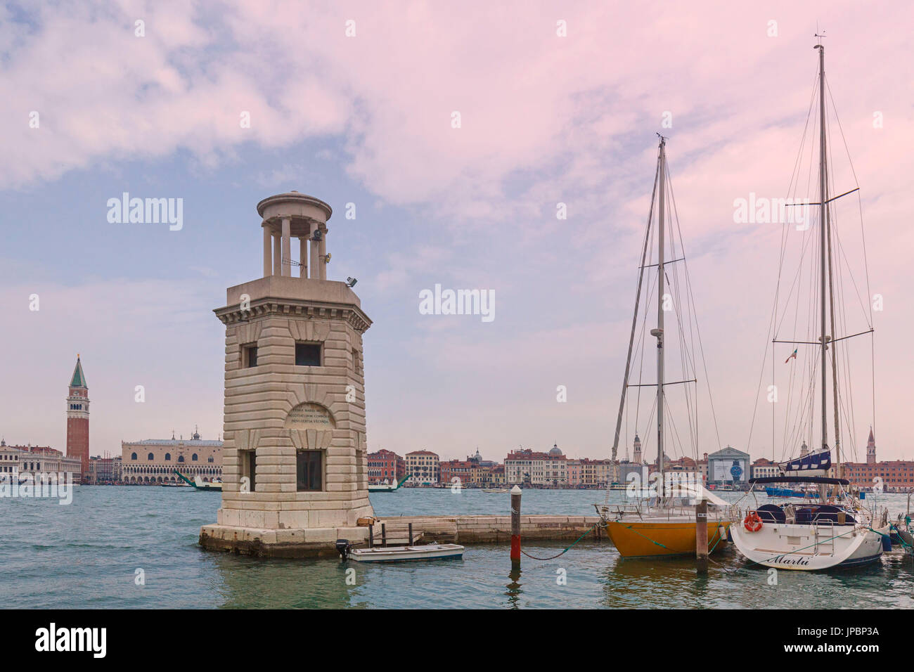 L'Europe, Italie, Vénétie, Venise, l'île de San Giorgio Maggiore. L'un des projecteurs du quai et des bateaux amarrés Banque D'Images