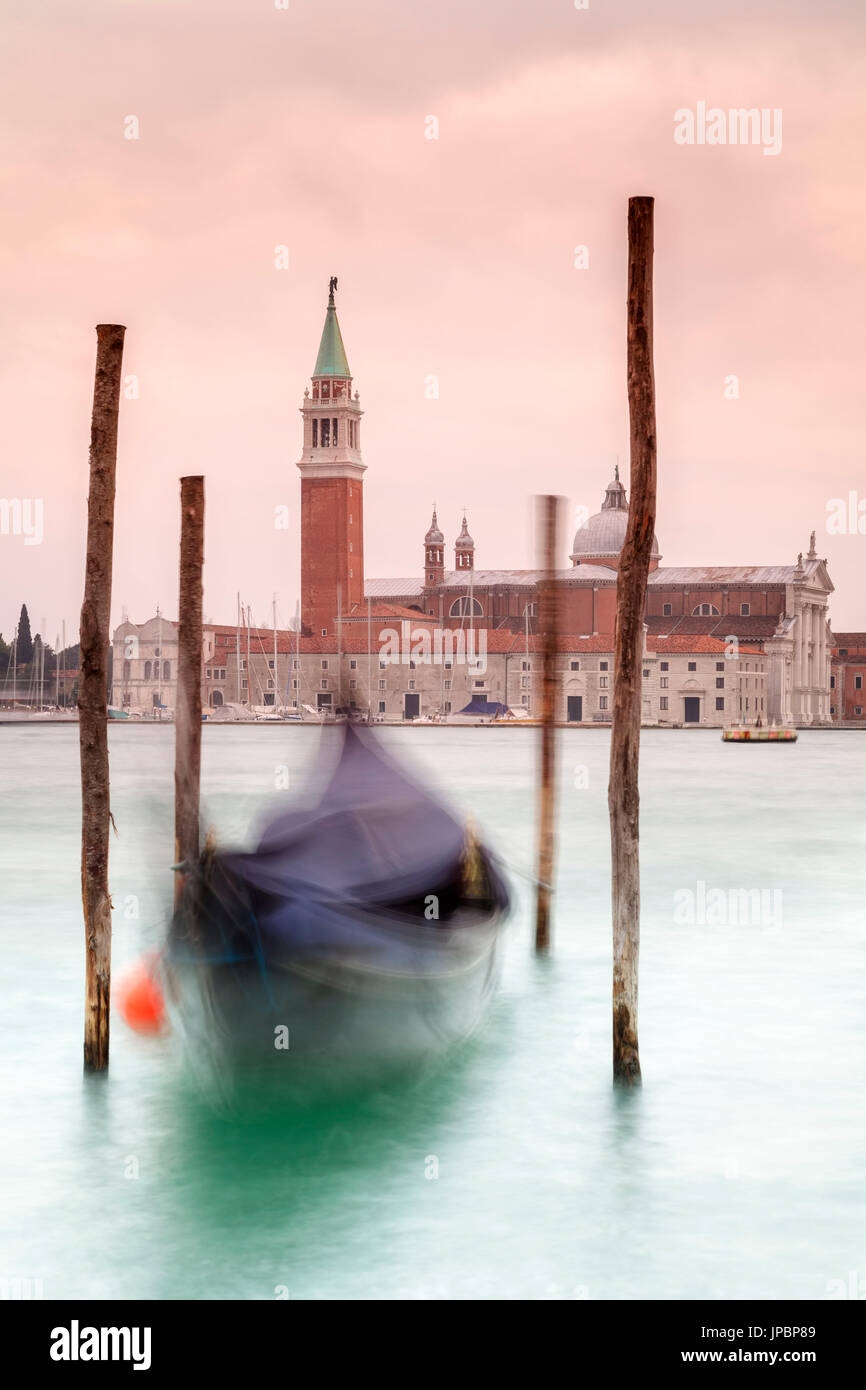 L'Europe, Italie, Vénétie, Venise. Gondoles attaché jusqu'à poteaux de bois sur le Canal Grande, dans l'arrière-plan le monastère de San Giorgio Maggiore Banque D'Images