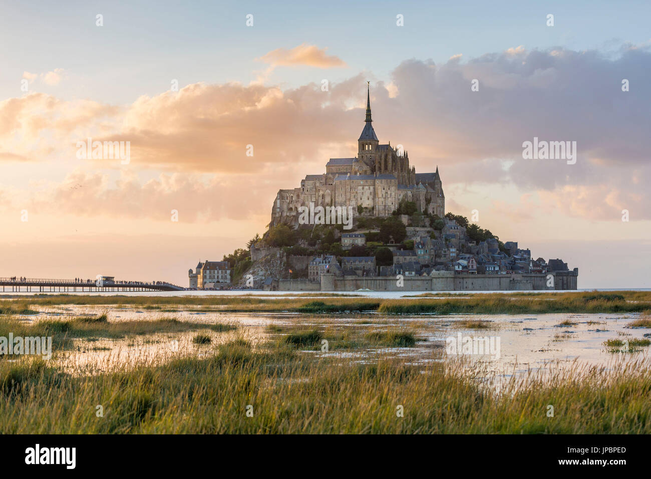 Coucher du soleil la lumière. Mont-Saint-Michel, Normandie, France. Banque D'Images